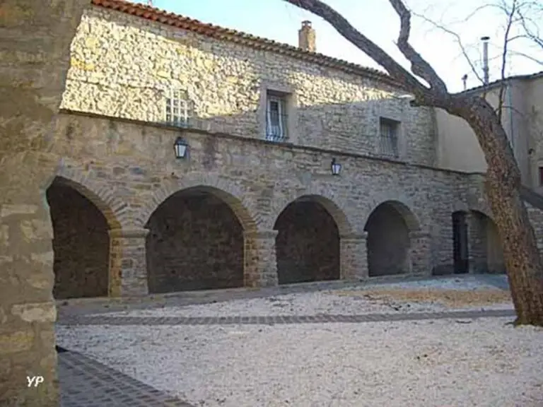 Photographie de la cour du prieuré de Saint-Jean-de-Cuculles.